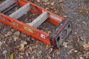 lot 21 image: Werner 6 Fiberglass Step Ladder