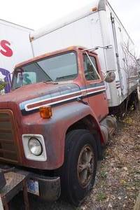 lot 1 image: 1986 International S1600 Box Truck with Contents - V-345 6.9L Diesel
