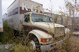 lot 2 image: 1990 International 4900 Box Truck with Contents - DT466 7.6L Diesel