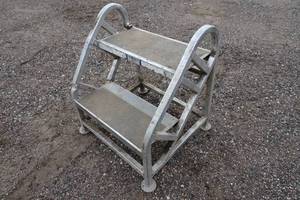 lot 913 image: Aluminum Portable Steps - 2 Step