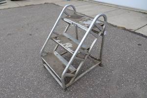 lot 914 image: Aluminum Portable Steps - 3 Step