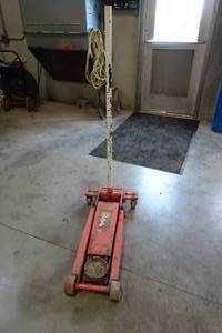 lot 917 image: Norco 71300A Low Profile 3 Ton Floor Jack