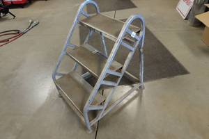lot 918 image: Aluminum Portable Steps - 3 Step