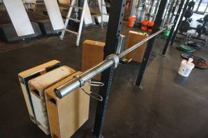 lot 287 image: Olympic Style Barbell With Clamps 90.5