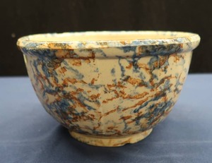 lot 40 image: VINTAGE BOWL POSSIBLY RED WING BRAND
