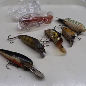 lot 44 image: VINTAGE FISHING LURES