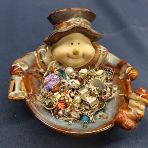 lot 121 image: MISC EARRINGS IN CUTE SNOWMAN JEWELRY DISH