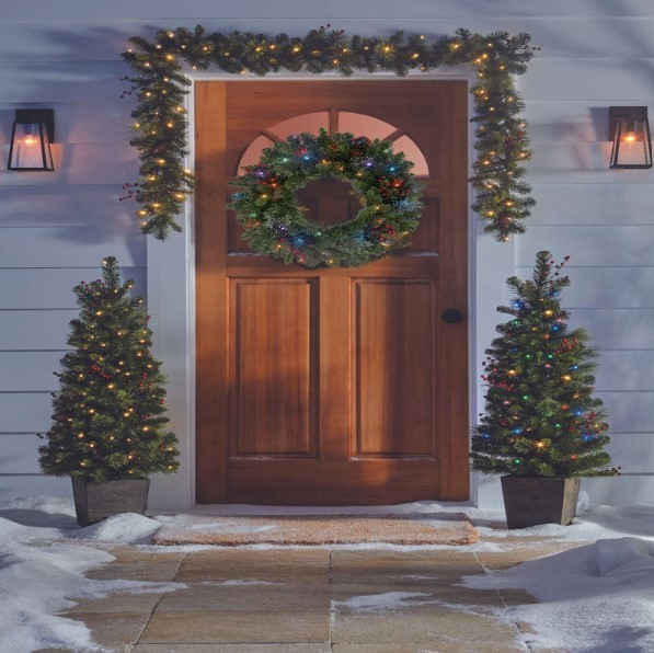 lot 358 image: NEW Celebrations Castle Hill 26 in. Dia. Prelit Christmas Wreath