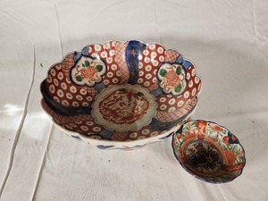 Antique Porcelain Japanese Imariware Scalloped Edged Bowls - See Photos for Chip in Large Bowl