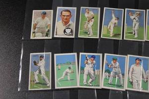 lot 27 image: Vintage Cricket Cigarette Trading Card Lot  19 Cards