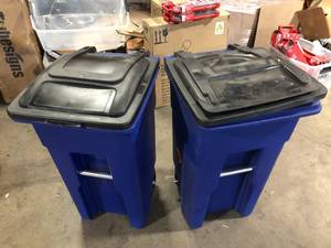 Lot of 2 Toter 32 Gallon Blue Outdoor Trash CanGarbage Can with Quiet Wheels and Attached Lid  Customer Returns See Pictures