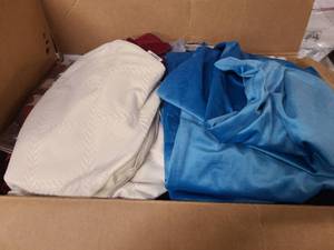 lot 44 image: Bag of clothing in good condition