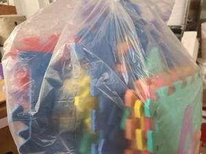 lot 45 image: Bag of Childrens puzzle piece floor mat