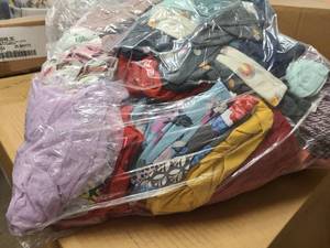 lot 57 image: Bag of clothing in good condition