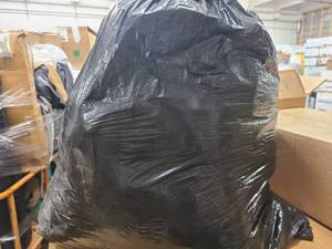 lot 60 image: Bag of clothing in good condition