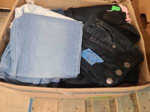 lot 157 image: Box of good condition clothing
