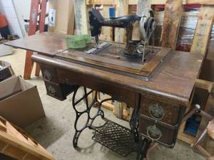 lot 2 image: Antique Davis Sewing Machine