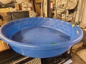 lot 4 image: Large size Funsicle childrens pool