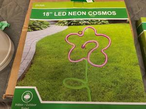 lot 165 image: 18 LED Neon Cosmos Flower