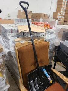 lot 128 image: Brand New Straight Handled 18 Snow Shovel and Pusher