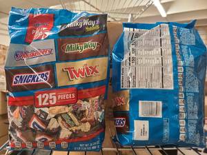 lot 173 image: 2x Bags of Snickers, 3 Musketeers and Mars Bars Candy Bar Minis