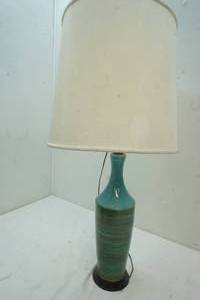 lot 34 image: Vintage ceramic table Lamp
