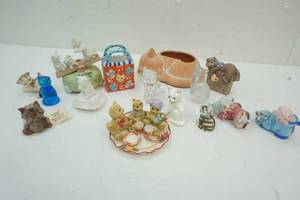 lot 53 image: Variety of Cat Decor