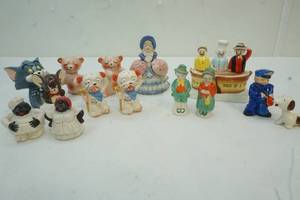 lot 98 image: vintage shaker set