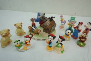 lot 102 image: vintage shaker set