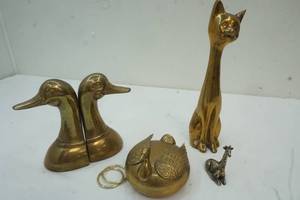 lot 103 image: Brass items