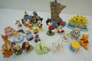 lot 104 image: Disney shaker sets