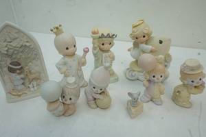 lot 113 image: Precious moment figurines