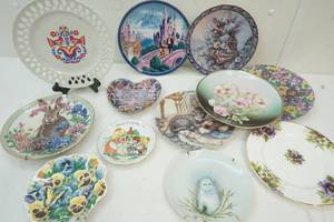 lot 117 image: decorative plates