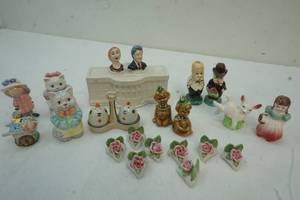 lot 122 image: Vintage shaker sets