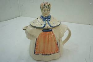 lot 125 image: shawnee Pottery