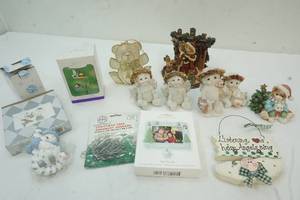 lot 133 image: Dreamsicle figurines