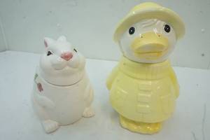 lot 134 image: Cookie jars