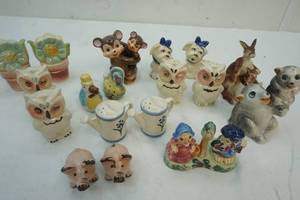 lot 141 image: Vintage Shakers set