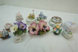 lot 144 image: Lefton Figures