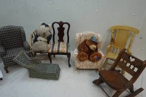 lot 151 image: Boyds Bear furniture