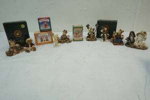 lot 158 image: Boyds Bears knick knacks
