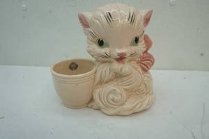 lot 163 image: Hull cat planter