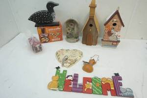 lot 171 image: Decor lot with bird houses and plaques