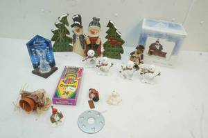 lot 173 image: Napkin holders, figurines and Christmas barn