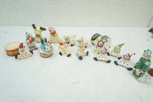lot 179 image: Clown salt and peppers, Japan