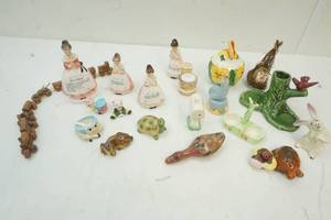 lot 180 image: Vintage ceramic decor and salt and peppers