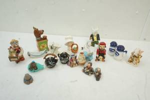 lot 183 image: Vintage decor lot
