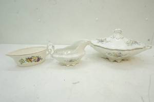 lot 189 image: English china and gravy boat