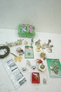 lot 190 image: Holiday decor lot