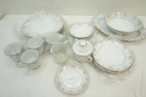 lot 194 image: Royal Prestige fine china set